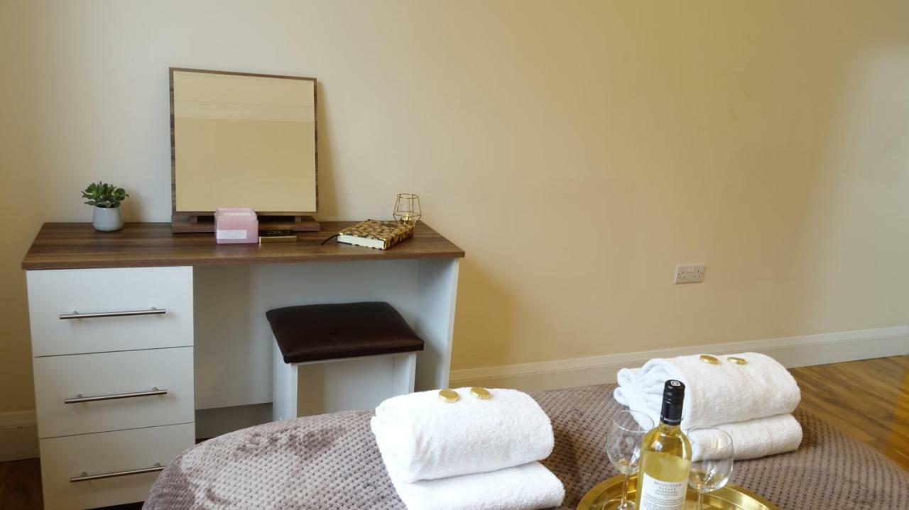 Luxury 2 Bed 2 Bath - Free Parking - 5Min To Airport - Sleeps 6 Apartment Ashford  ภายนอก รูปภาพ