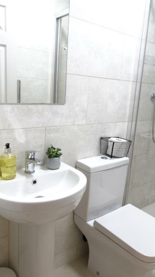 Luxury 2 Bed 2 Bath - Free Parking - 5Min To Airport - Sleeps 6 Apartment Ashford  ภายนอก รูปภาพ